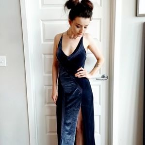 Elegant spaghetti strap fitted dress with leg slit